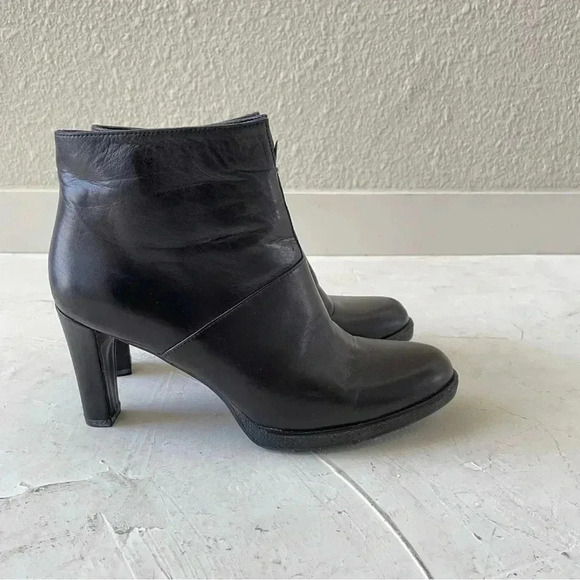 Stuart Weitzman Black Leather Back Zip Ankle Boots Booties Size 5.5M - Picture 4 of 11